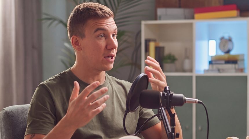 Nagranie podcastu — prowadzący gestykuluje podczas rozmowy